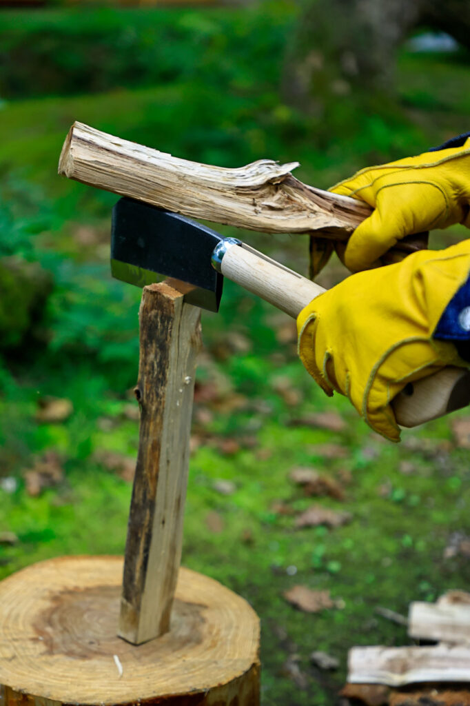 新潟県の名峰の名前をもらった「守門」は薪割りを得意とする鉈です。刃は厚さ9mmの両刃で、この厚さと重みを生かし、木目に沿って振り下ろせばおもしろいほど簡単に薪が割れます。木に当たる先端に硬い鋼を使い、そのほかの部分に軟鉄を組み合わせた刃は比較的研ぎやすく、切れ味が長持ちするのが特徴。刃も、硬い樫の木でできた柄も、すべてを新潟県三条市の工場で手作りしています。焚き火を楽しむなら、ぜひとも使ってほしい自信作です。