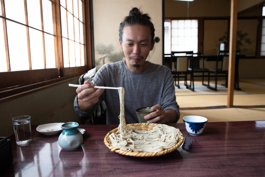 その地方でなければ味わえない食や温泉も旅の大きな楽しみ。神社の近くでのぼりの誘惑に負けて戸隠そばに舌鼓を打つ。