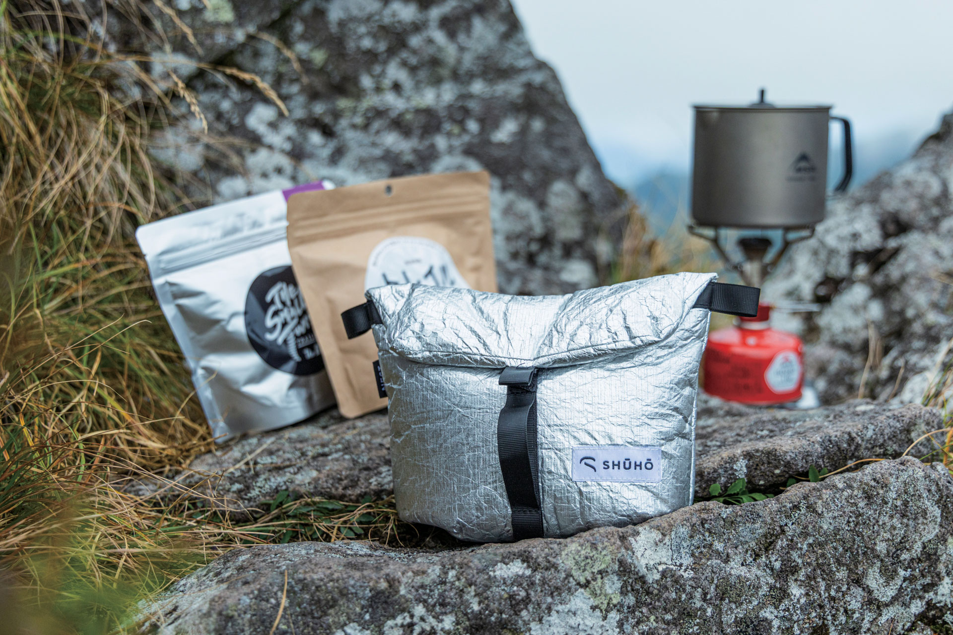 登山の食事シーンに寄りそう、新しいコジーのかたち。温かいものを温かいまま、行動の合間に無理なく味わえる道具だ。