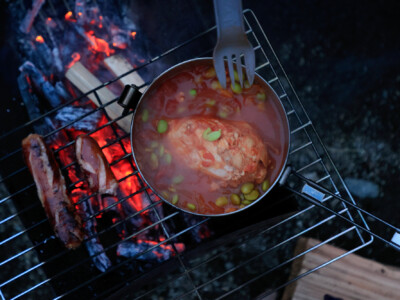 食事はMSR/<a href="https://e-mot.co.jp/product/%e3%82%ab%e3%82%b9%e3%82%b1%e3%83%bc%e3%83%89%e3%83%87%e3%82%b6%e3%82%a4%e3%83%b3%e5%95%86%e5%93%81/msr/%e3%82%af%e3%83%83%e3%82%af%e3%82%a6%e3%82%a7%e3%82%a2/%e3%82%b9%e3%83%86%e3%83%b3%e3%83%ac%e3%82%b9%e3%82%af%e3%83%83%e3%82%ab%e3%83%bc/%e3%82%a2%e3%83%ab%e3%83%91%e3%82%a4%e3%83%b3-%e3%82%b9%e3%83%88%e3%82%a2%e3%82%a6%e3%82%a7%e3%82%a4%e3%83%9d%e3%83%83%e3%83%88/" target="_blank" rel="noopener">ストアウェイポット775㏄</a>(¥4,620)でつくるスープ。<br>
UCO/<a href="https://e-mot.co.jp/product/%e3%81%9d%e3%81%ae%e4%bb%96%e3%83%96%e3%83%a9%e3%83%b3%e3%83%89/uco/%e7%84%9a%e7%81%ab%e5%8f%b0/%E3%83%95%E3%83%A9%E3%83%83%E3%83%88%E3%83%91%E3%83%83%E3%82%AF%E3%82%B0%E3%83%AA%E3%83%AB-%EF%BC%AD/" target="_blank" rel="noopener">フラットパックグリルM</a>(¥7,920)は積載もしやすい。