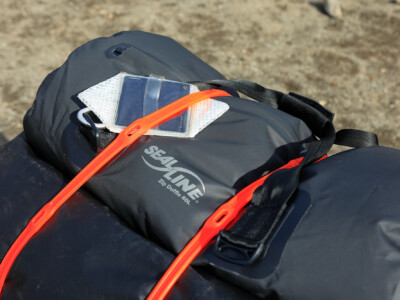 荷物の固定にはパーフェクトバンジー/<a href="https://e-mot.co.jp/the-perfect-bungee/adjust-a-strap/" target="_blank" rel="noopener">アジャスタストラップ</a>(¥1,430)を使用。<br>
キャリー・ザ・サン/<a href="https://e-mot.co.jp/carry-the-sun/" target="_blank" rel="noopener">ウォームライトミディアム</a>(¥4,290)はカラビナをかけて脱落防止。